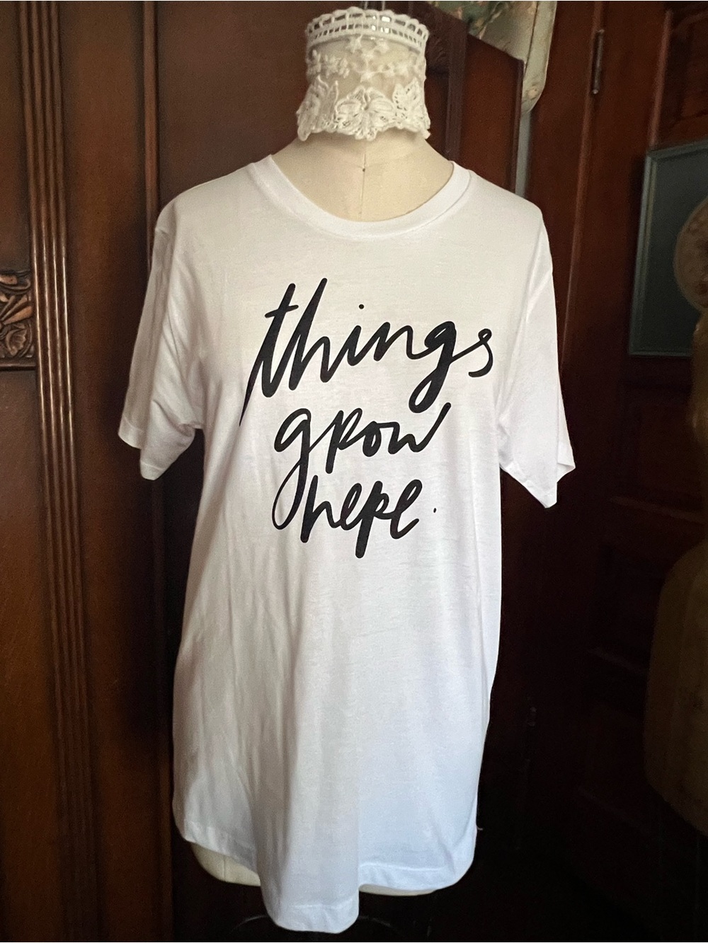 NWOT Cotton “Things Grow Here” ~ White Short Sleeve Graphic Tee Size Small